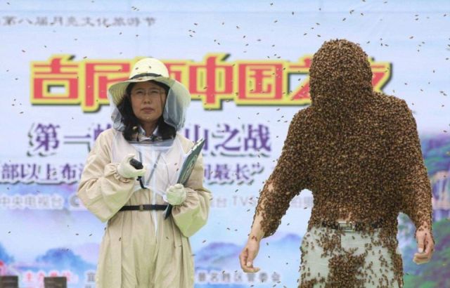 Китаец установил мировой рекорд, став местом отдыха для невероятного количества пчел