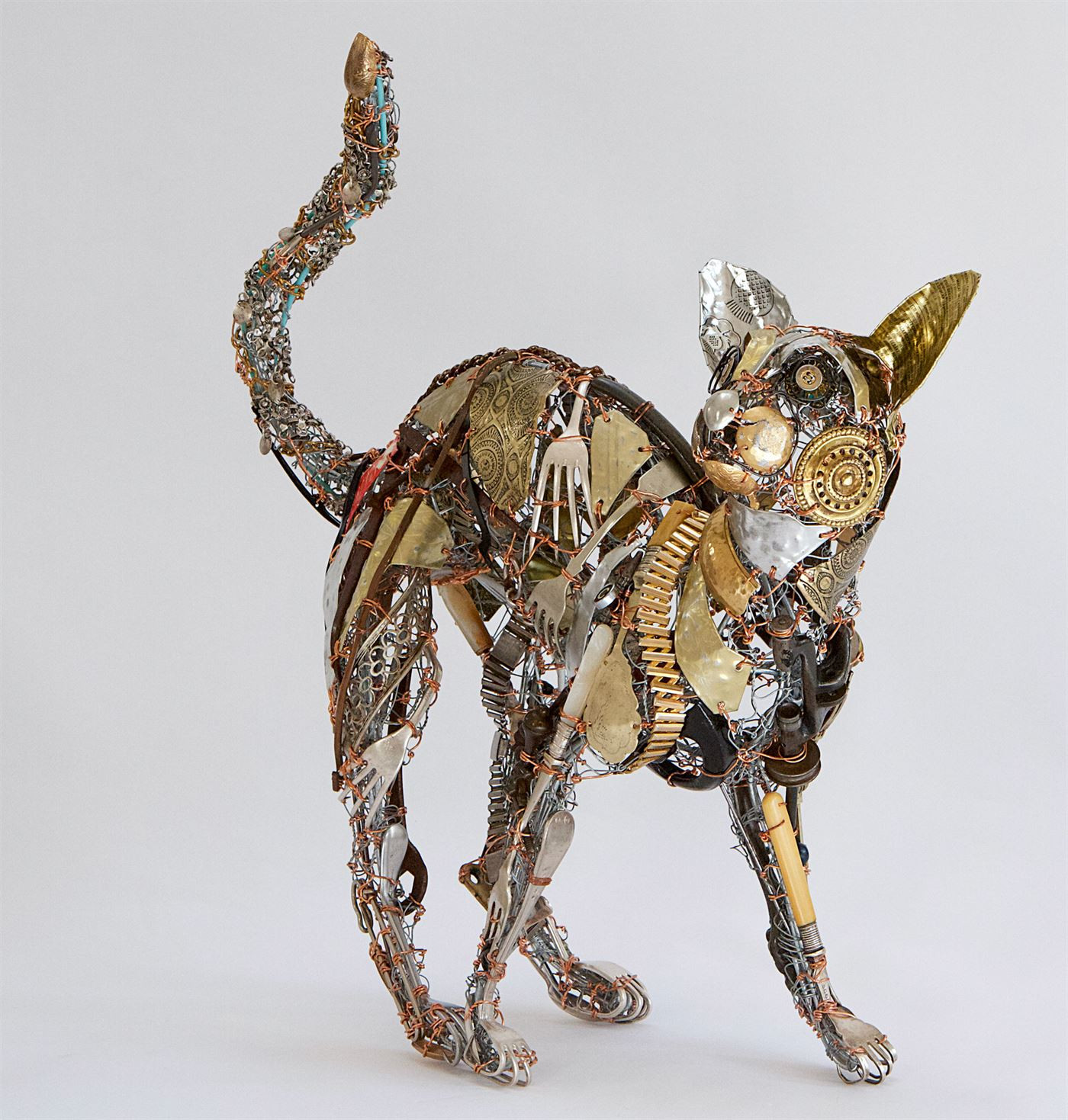 Металлические скульптуры животных из отслуживших материалов