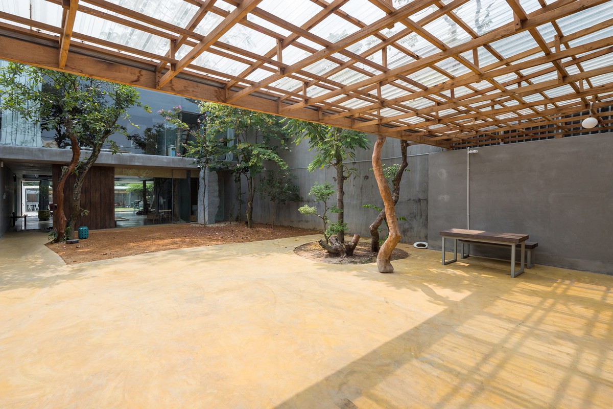 Современный дом с двором во Вьетнаме