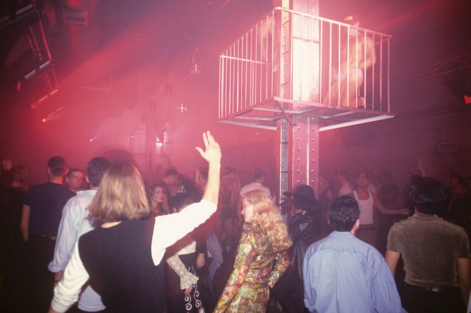 Ночная жизнь клубов Нью-Йорка 1990-х на снимках Стива Эйхнера