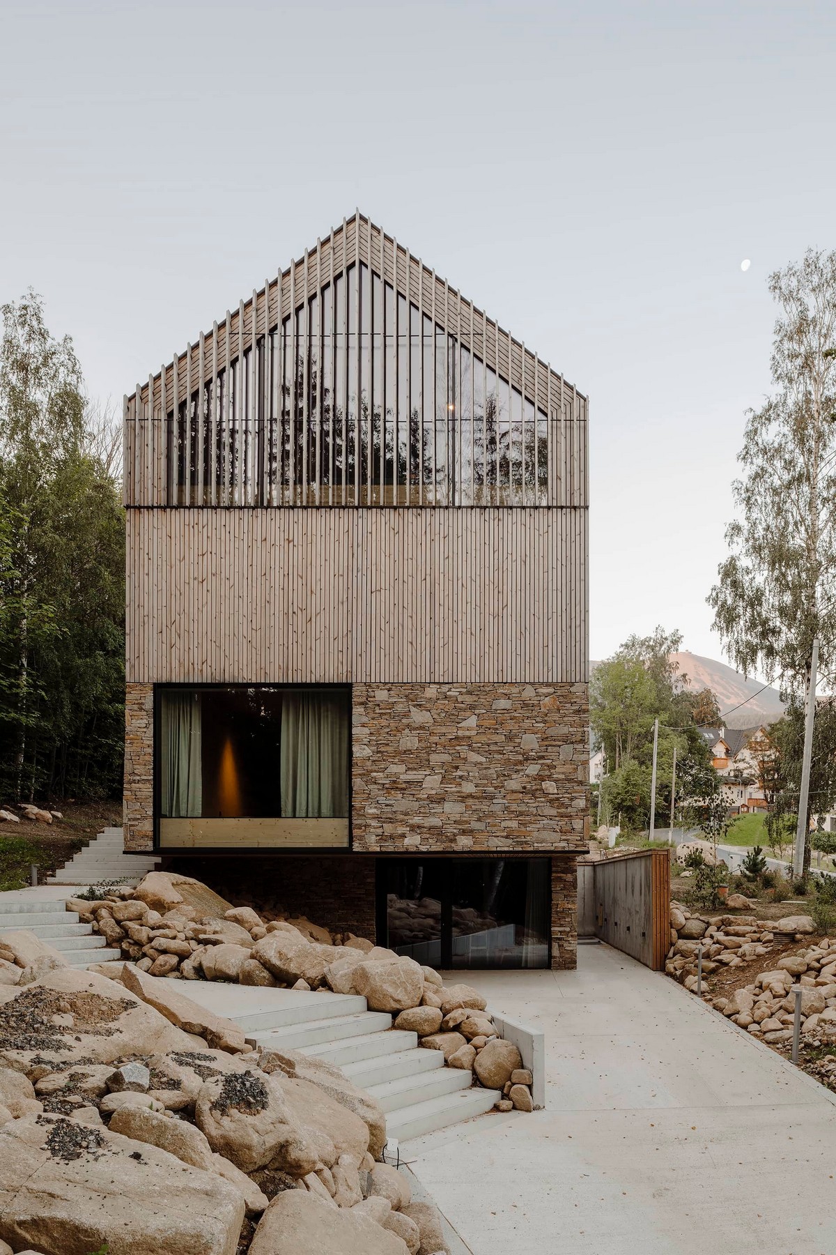 Два дома-близнеца из дерева, стекла и камня в Польше