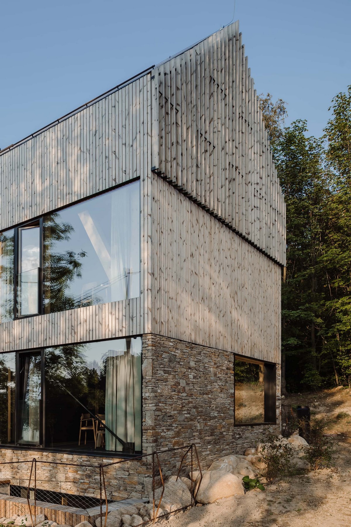 Два дома-близнеца из дерева, стекла и камня в Польше