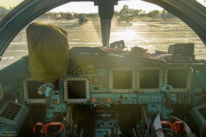 Почему у самолетов Су-34 желтые стекла, и для чего это нужно?