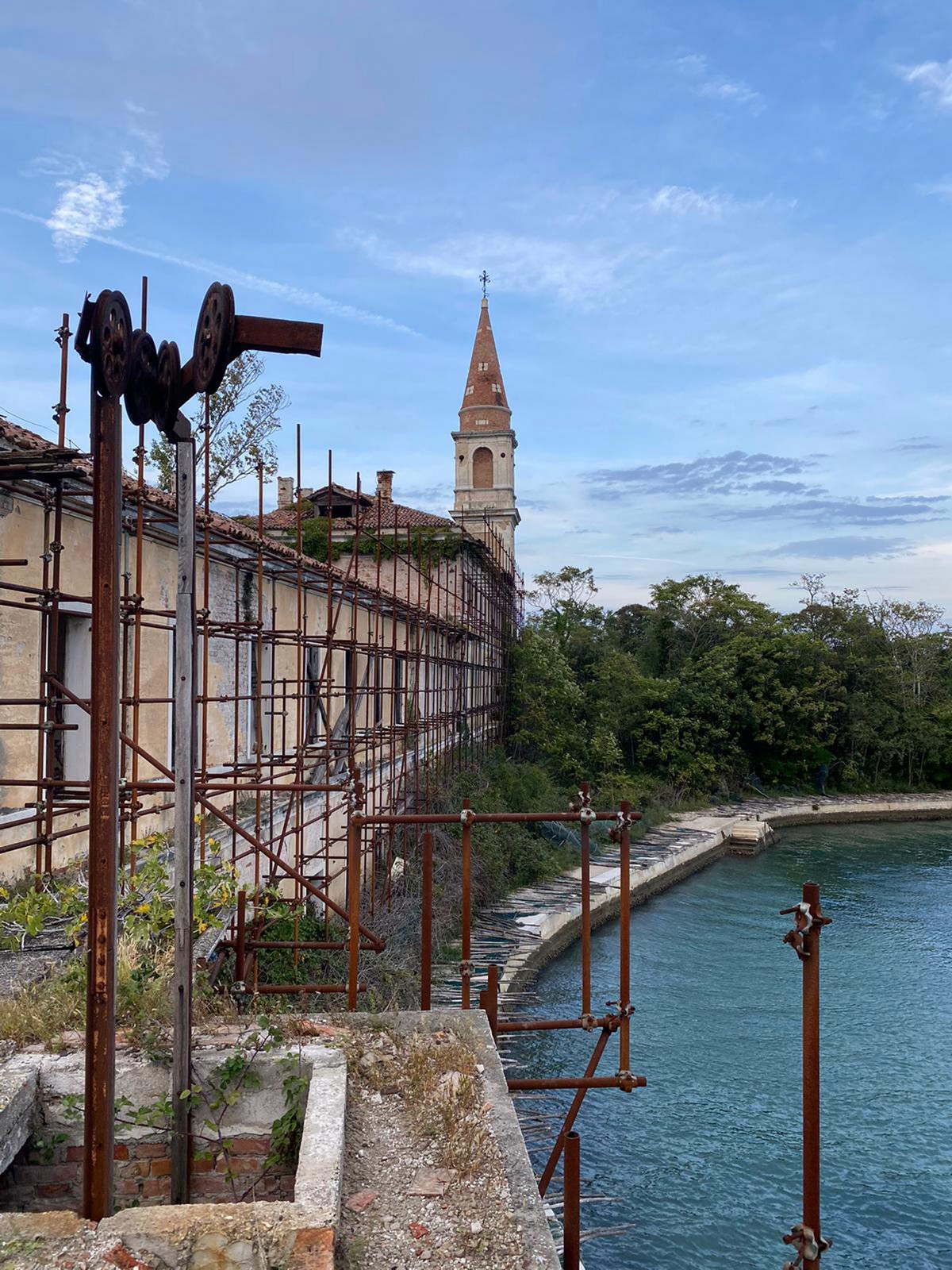 Жуткий итальянский остров с массовыми захоронениями и чумными ямами
