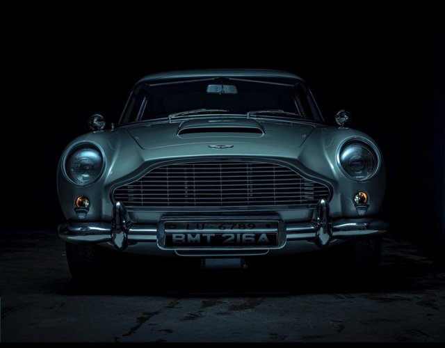 Копию автомобиля Джеймса Бонда Aston Martin DB5 продали на аукционе