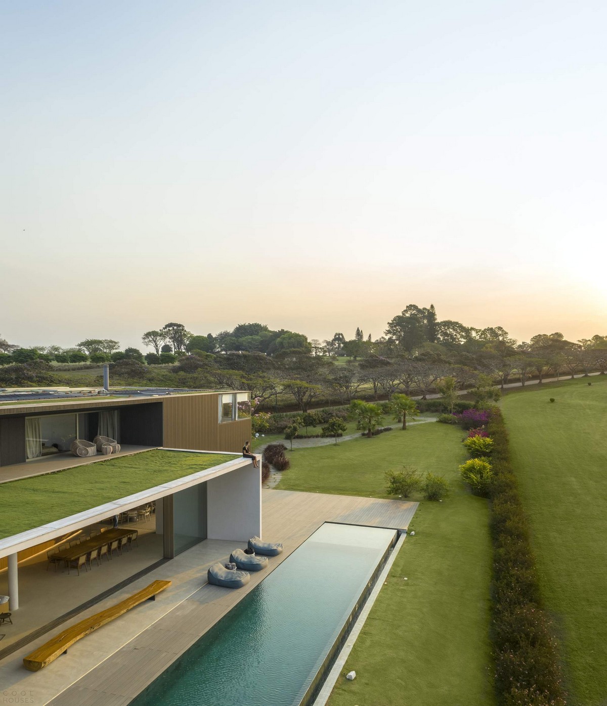 Загородный дом с зеленой крышей в Бразилии