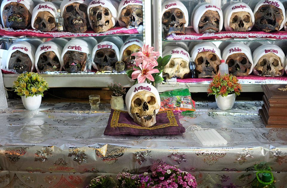 Боливийцы по местной традиции украсили черепа