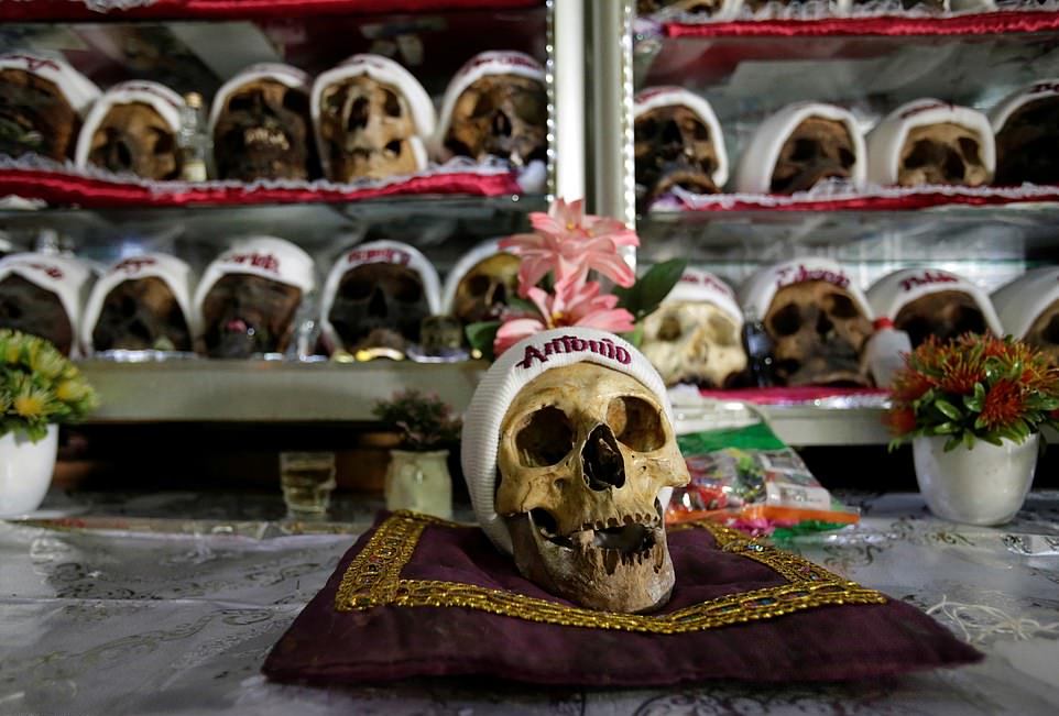 Боливийцы по местной традиции украсили черепа