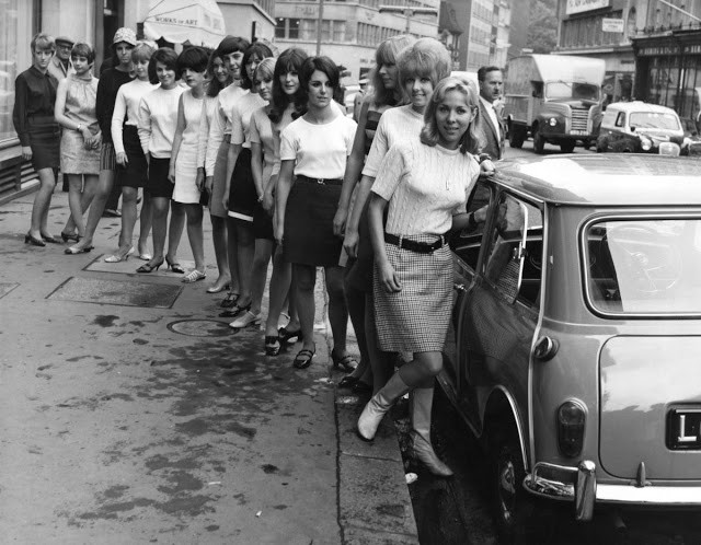 В 1966 году в автомобиле Mini поместились 15 британок