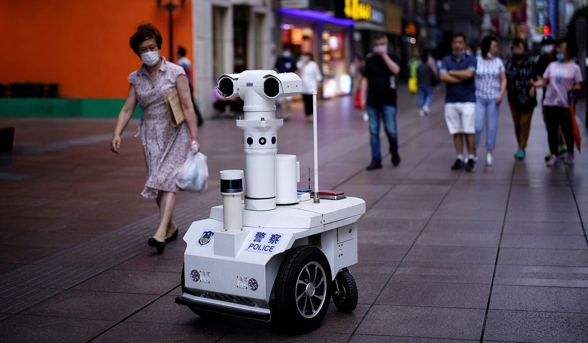 Роботы помогают людям на снимках из разных стран