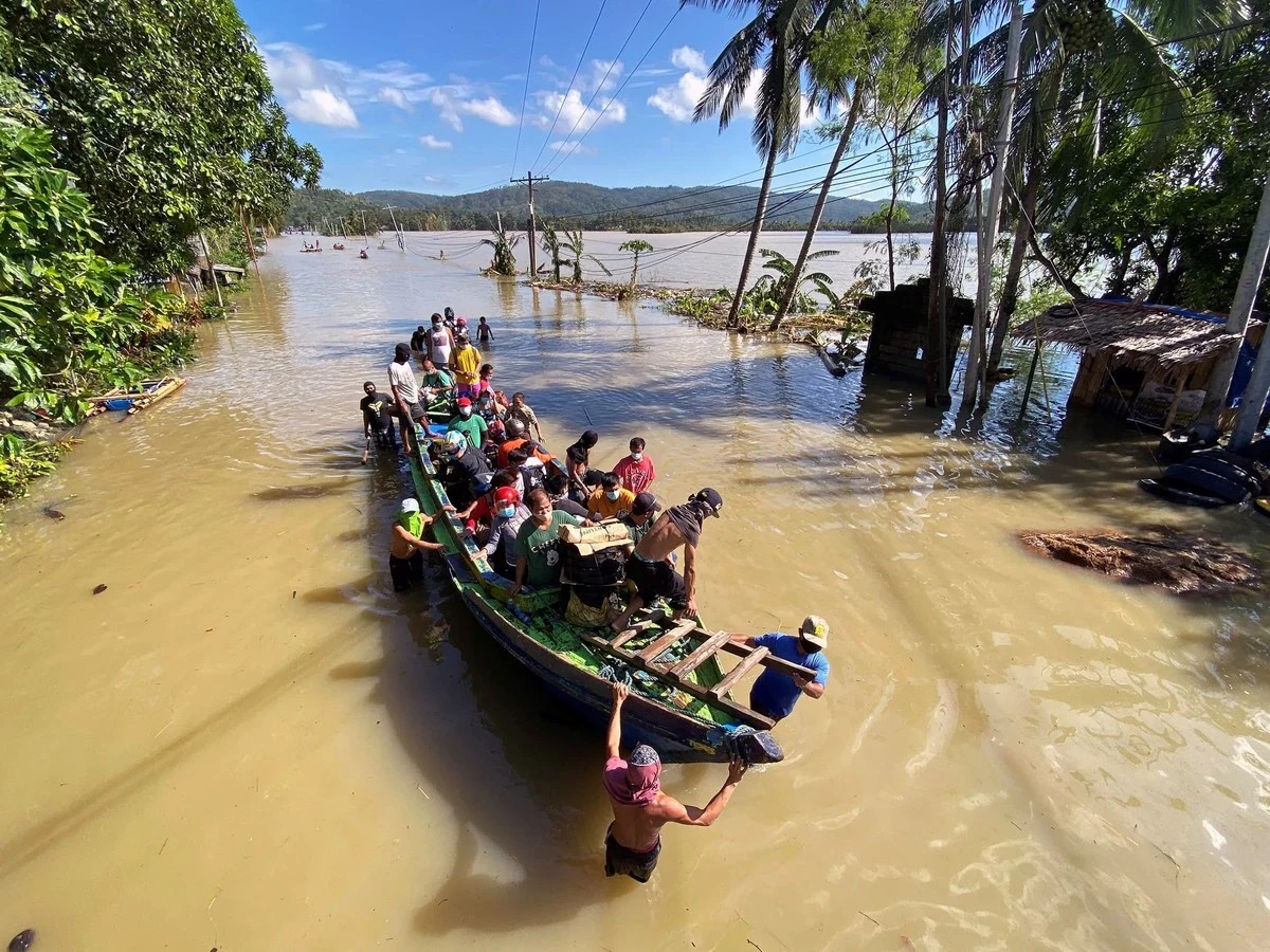 Последствия мощного тайфуна Vamco на Филиппинах
