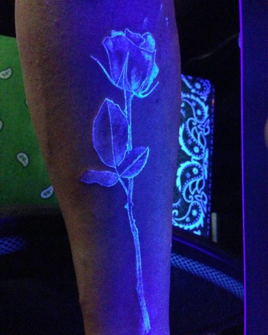 Яркие ультрафиолетовые татуировки