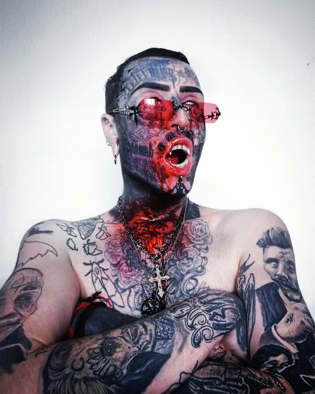 Татуировщик Филипп Ройер, превративший себя в гламурного вампира