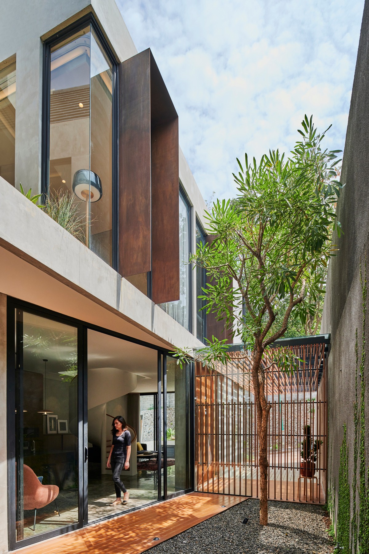 Загородный дом из блоков с двором в Индонезии стала, блоков, этажа, фасада, размещена, которые, также, вместе, Индонезия, часть, качестве, двора, деревьев, элементом, снаружи, соединения, визуального, изнутри, расположен, сохраняя