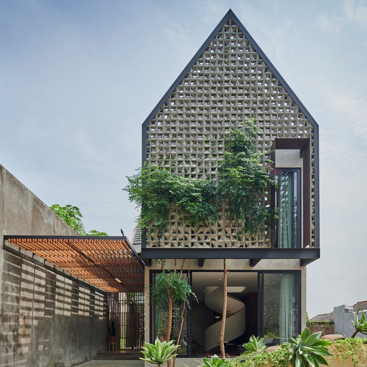 Загородный дом из блоков с двором в Индонезии