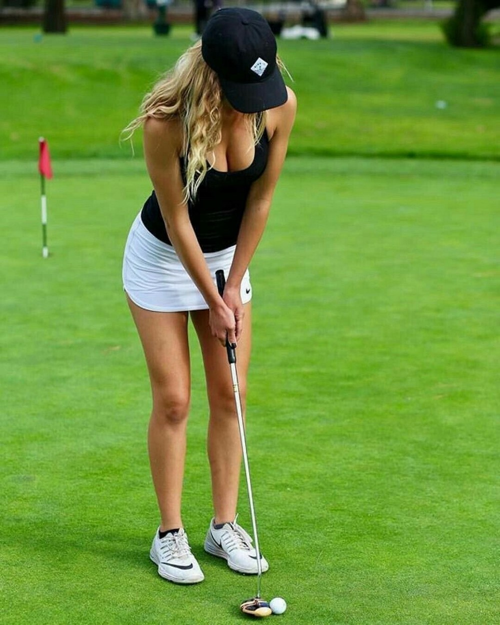 Красивые девушки-гольфистки