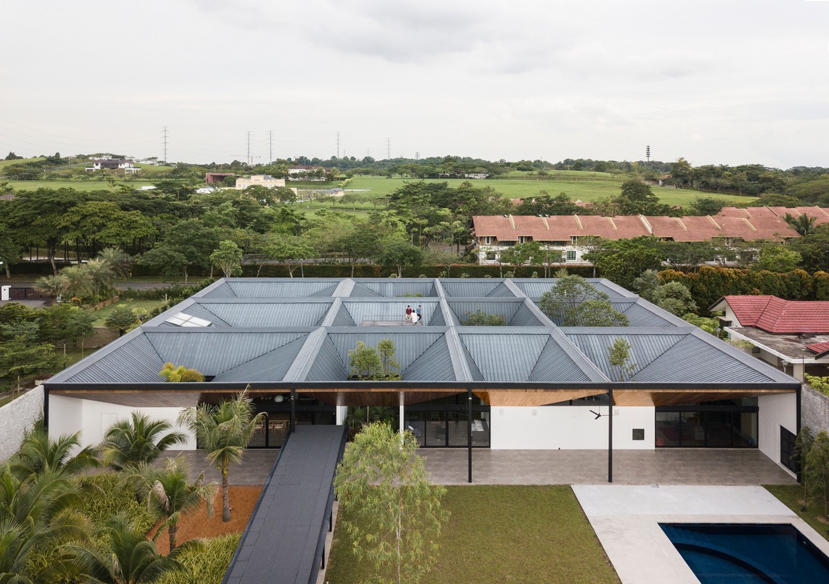 Дом с десятью двориками и бассейном в Малайзии
