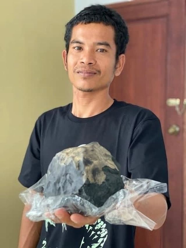 Гробовщик из Индонезии стал миллионером после того, как на его дом упал метеорит