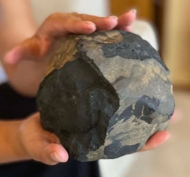 Гробовщик из Индонезии стал миллионером после того, как на его дом упал метеорит