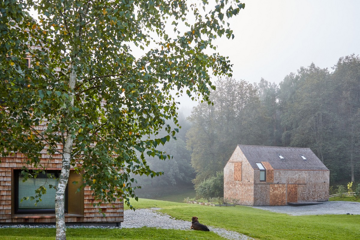 Современный кедровый дом с амбаром в Литве