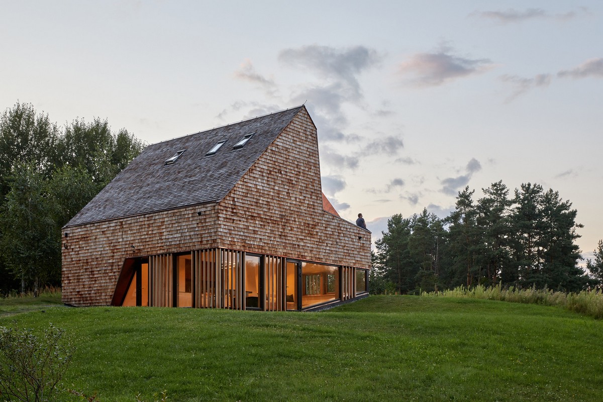 Современный кедровый дом с амбаром в Литве