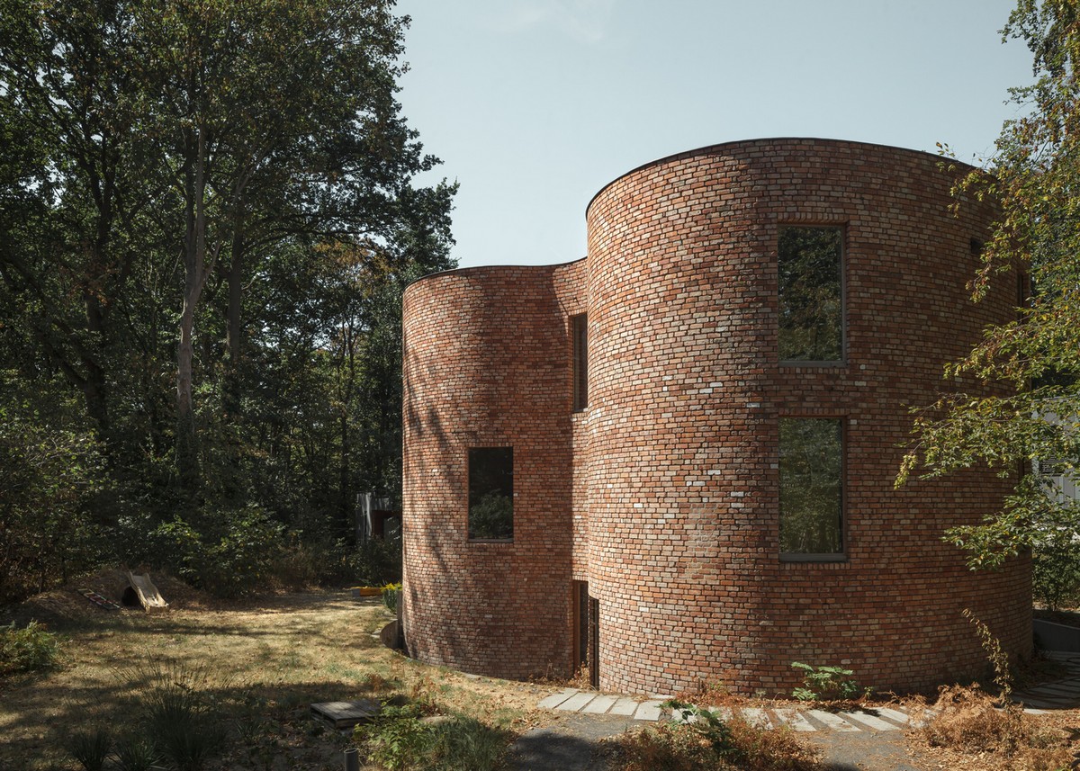 Кирпичный дом без прямых углов в Бельгии