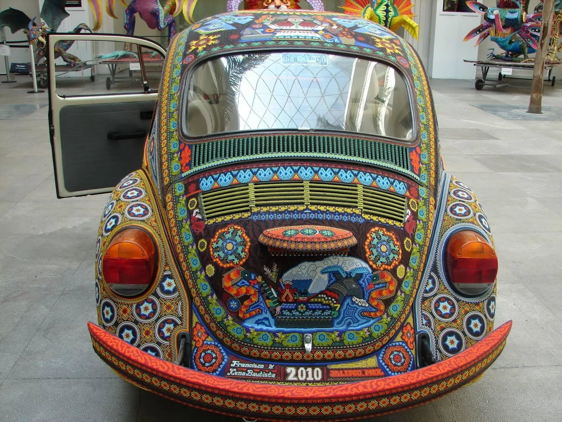 Уникальный VW Beetle Vochol, украшенный двумя миллионами стеклянных бусин