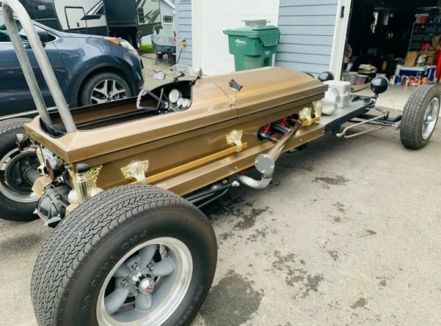 Мужчина с Аляски построил очень необычное транспортное средство