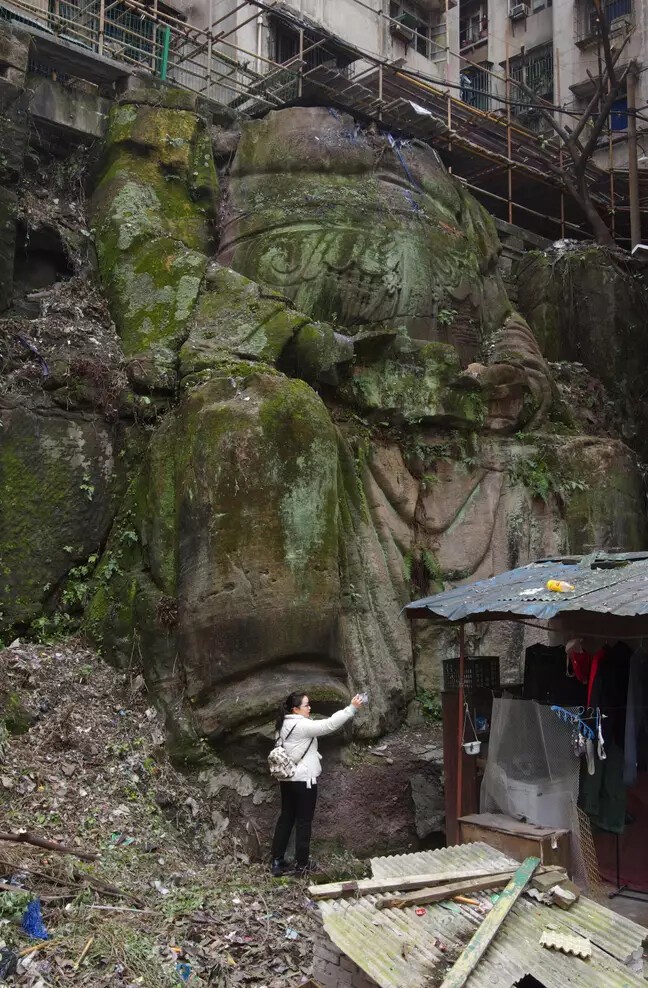 В Китае обнаружили огромную статую Будды без головы под многоэтажкой