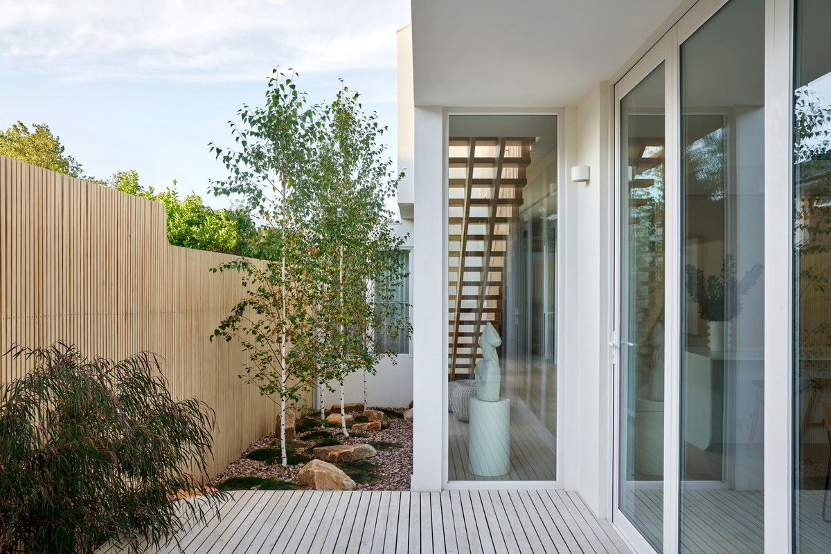 Минималистский семейный дом в Австралии дизайн, семьи, между, максимально, деревянной, стены, ванной, уютными, социальной, стиле, участка, зоной, свежести, современного, позволяет, этажа, компании, также, выполнен, создает