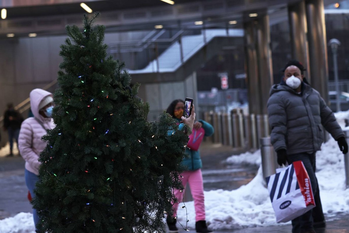 Мистер Рождественская ёлка дарит радость на улицах Нью-Йорка
