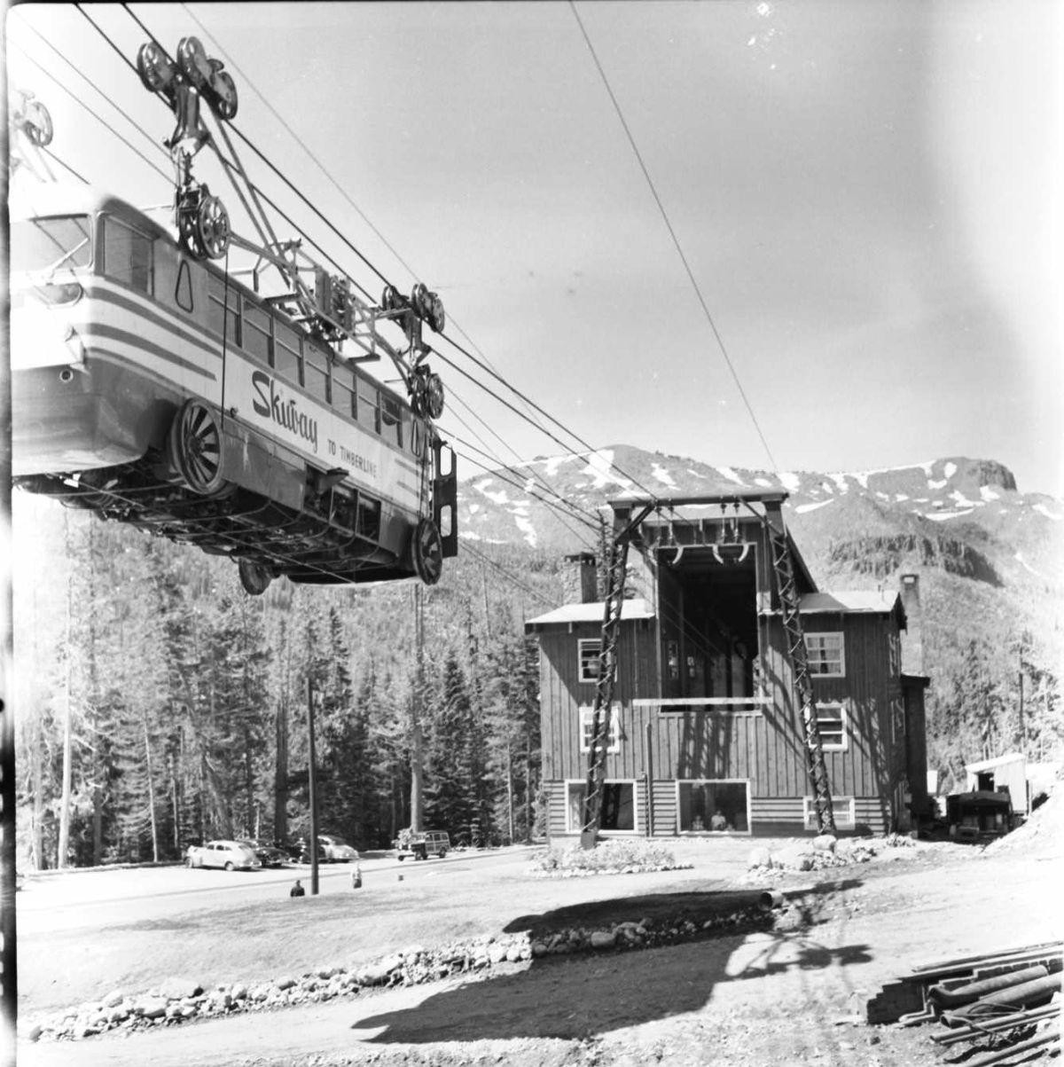 Трамвай-подъемник на горнолыжном курорте из 50-х годов