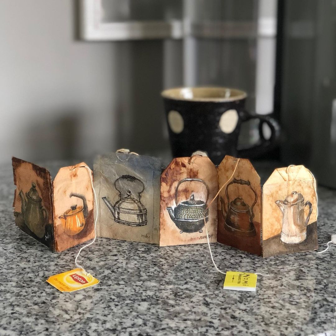 Миниатюрные произведения искусства на использованных чайных пакетиках