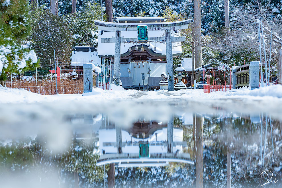 Заснеженная японская святыня на зимних снимках