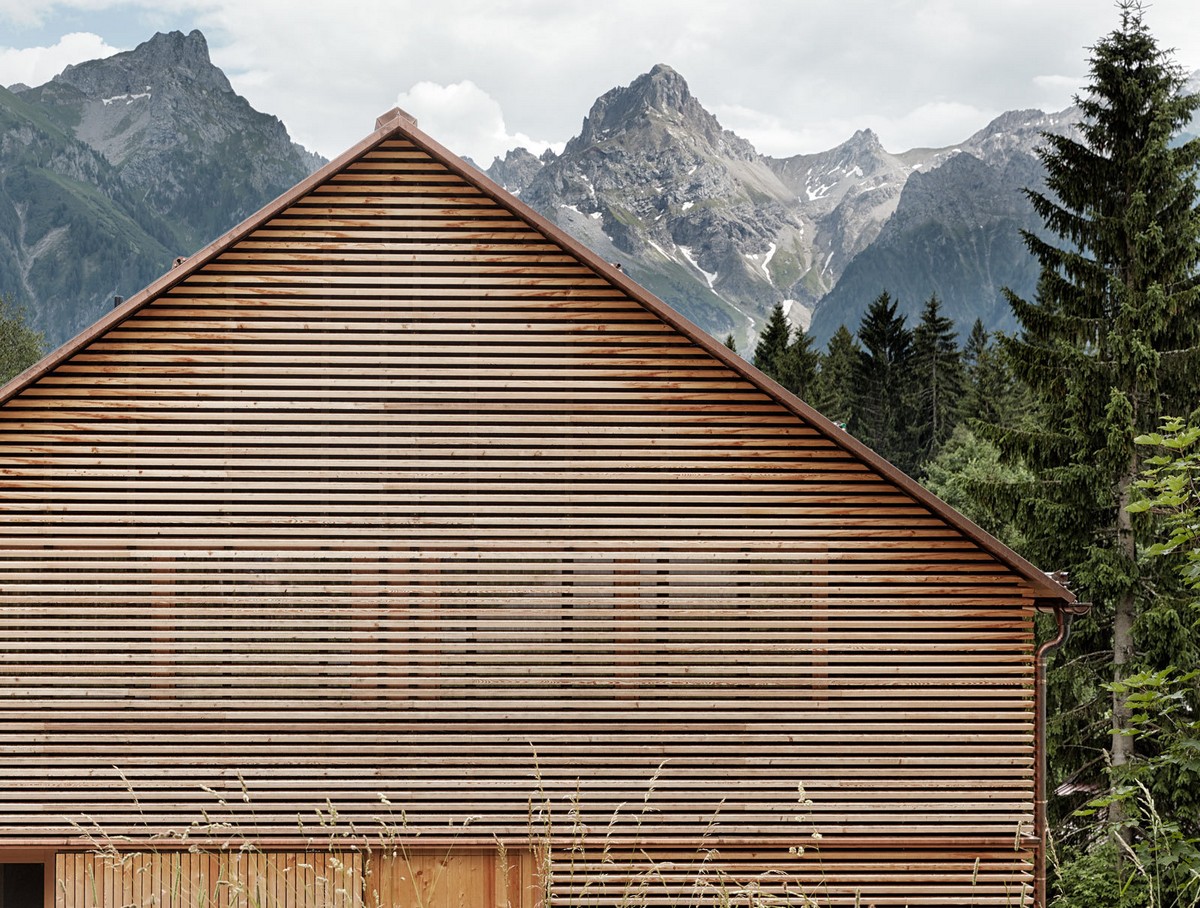 Деревянный загородный дом на склоне в Австрии