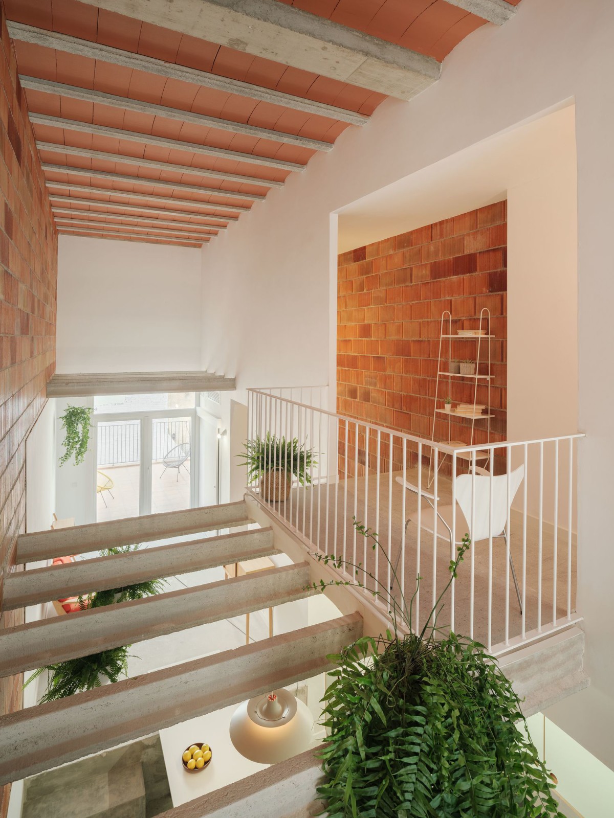 Узкий дом с оптимальным пространством в Испании