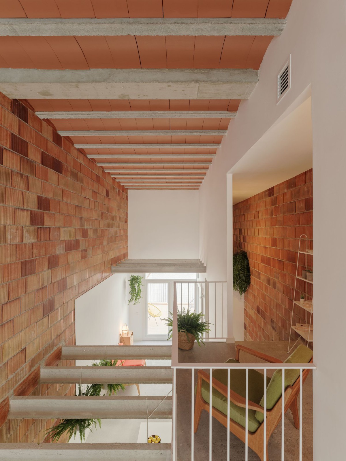 Узкий дом с оптимальным пространством в Испании
