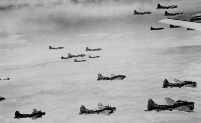 Почему американцы ярко раскрашивали самолеты во время Второй мировой?
