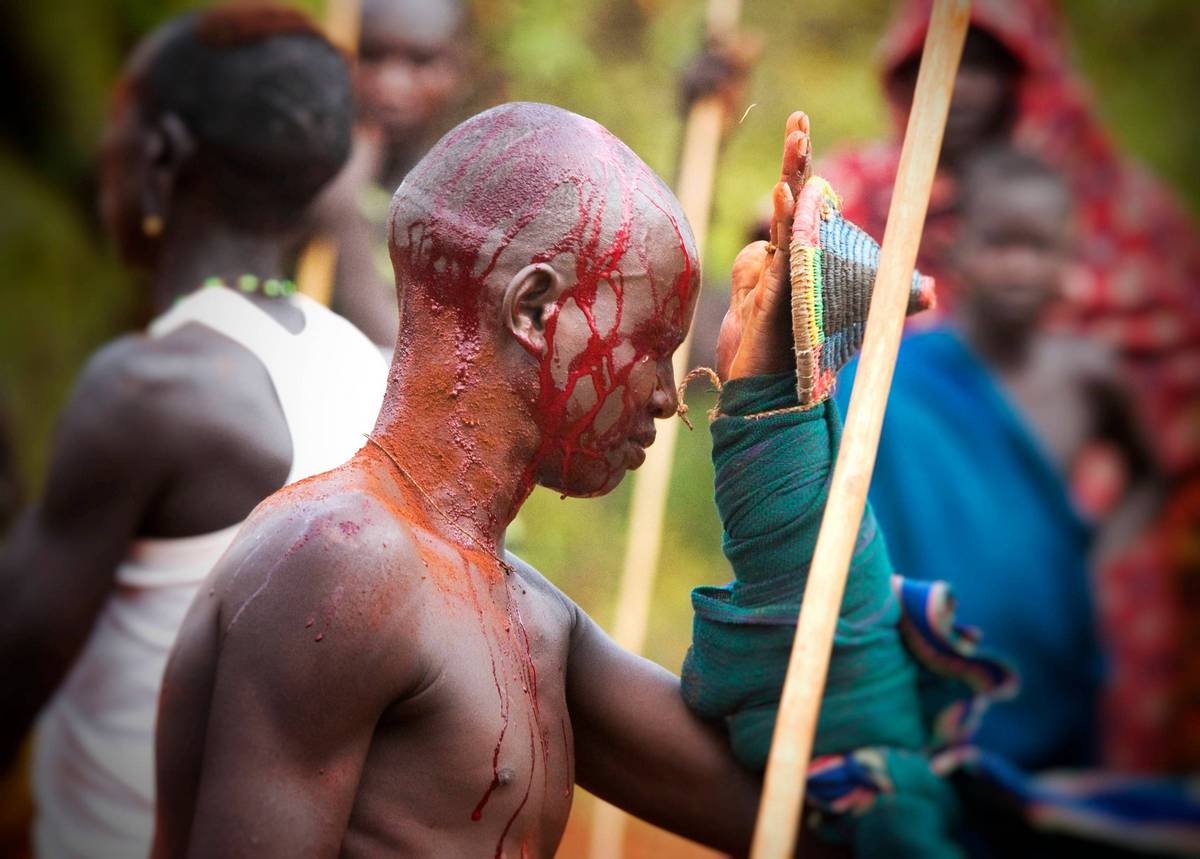Эфиопское племя участвует в жестоких битвах палками за невесту