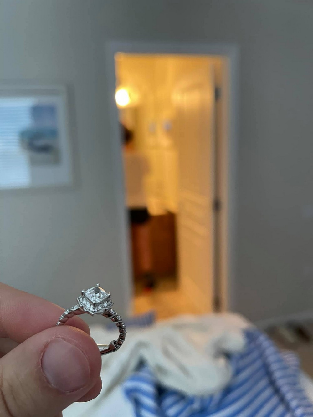 Парень несколько недель фотографировал кольцо возле своей девушки