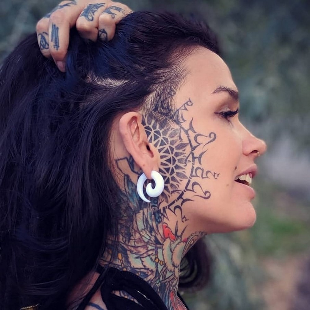 Девушка с татуированным лицом