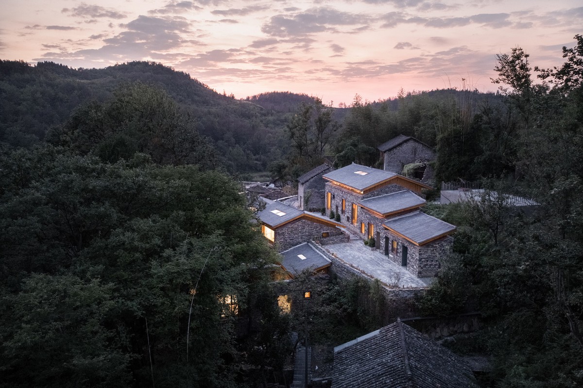 Каменные дома на склоне холма в древней китайской деревне Картинки и фото
