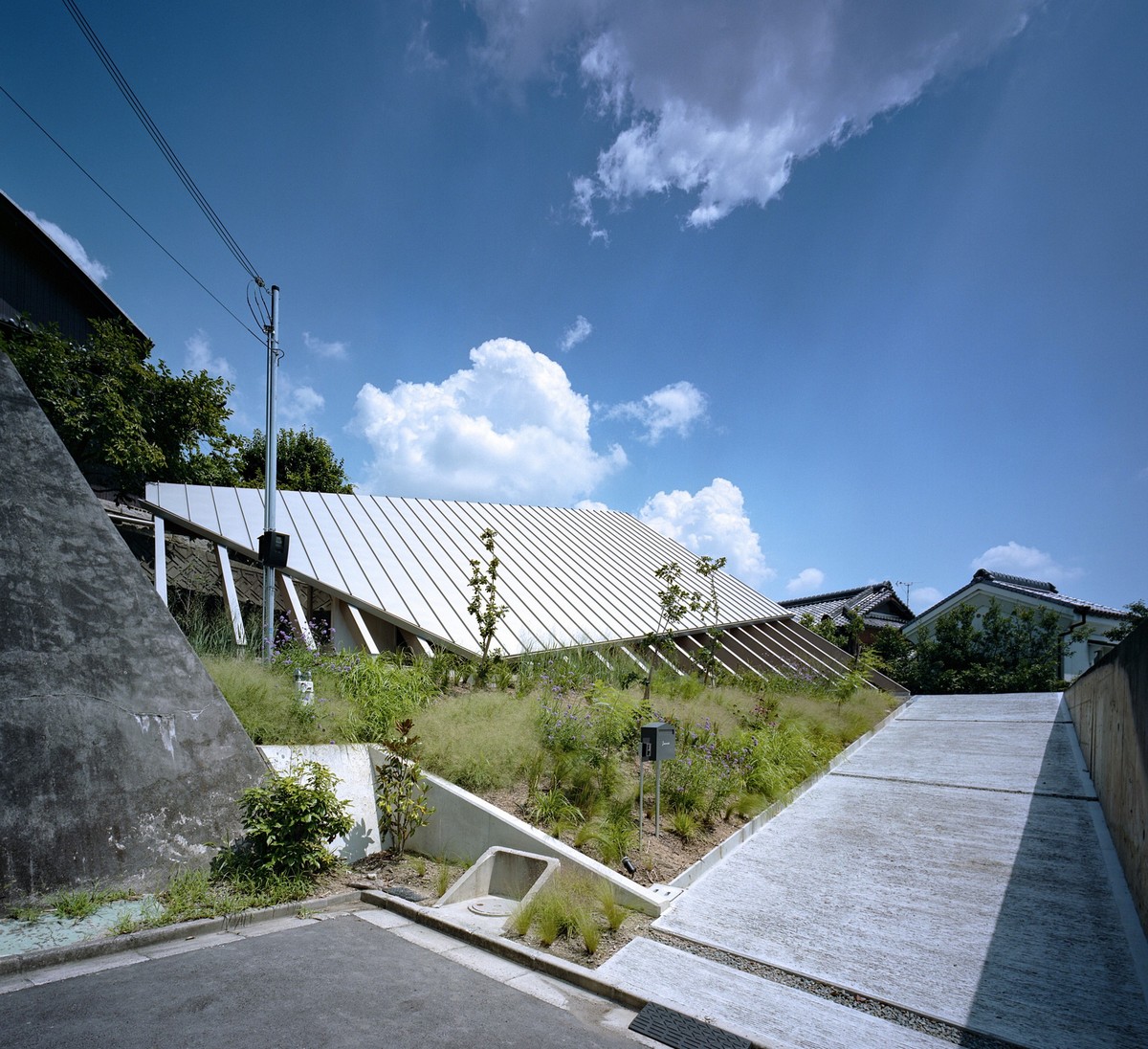 Дом с односкатной крышей в Японии большой, гостиной, крышей, котором, также, архитекторы, подпорной, которая, блоком, места, место, построить, Гакуэнмаэ, открытая, чтобы, пологий, части, стороны, здания, столовой
