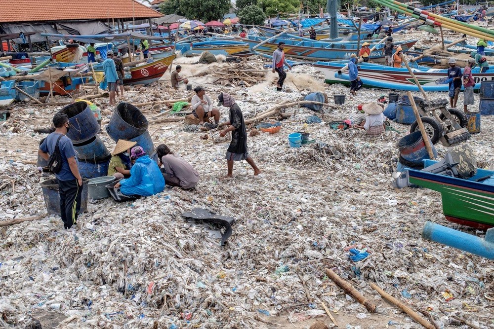 На Бали знаменитые пляжи покрыты пластиковым мусором