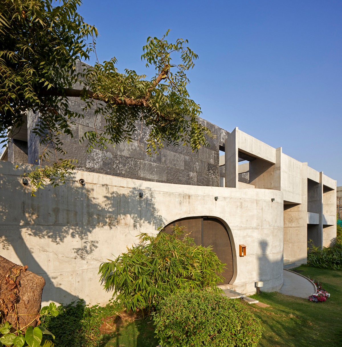 Стильная бетонная резиденция в Индии Картинки и фото