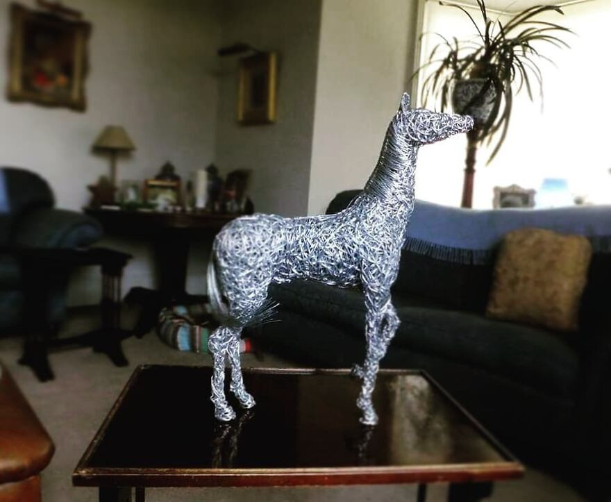 Детализированные скульптуры животных из металлической проволоки