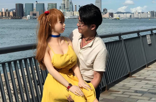 Китаец Се Тяньронг, который обручился с секс-куклой