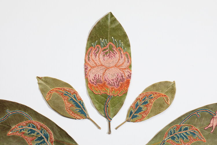 Вышивка превращает листья в произведения искусства