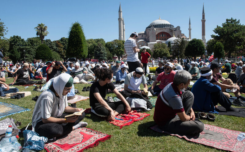 Почему мусульмане используют молитвенный коврик для намаза?
