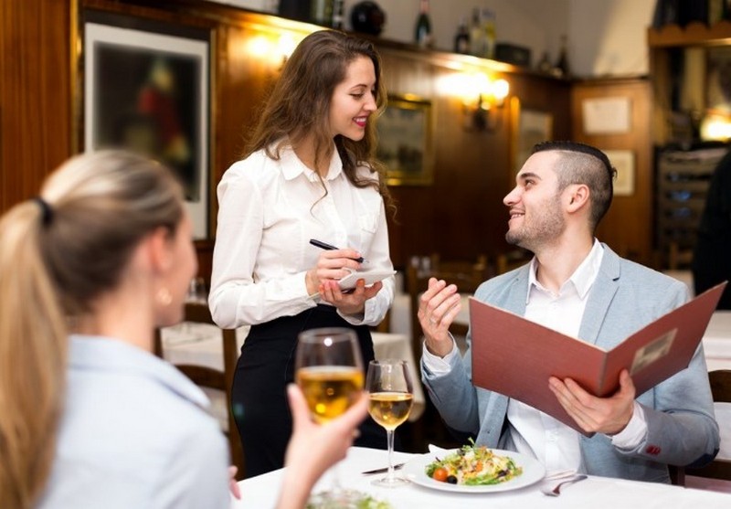 Уловки официантов, которые заставляют посетителей платить больше